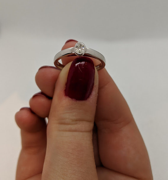 18ct White Gold Oval Diamond Ring SX65
