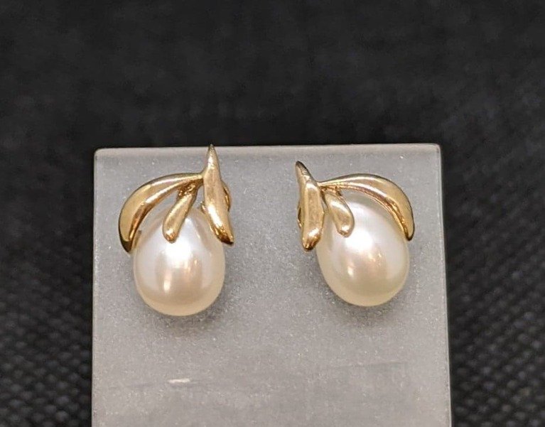 Floral Cultured Pearl Stud Earrings G0315