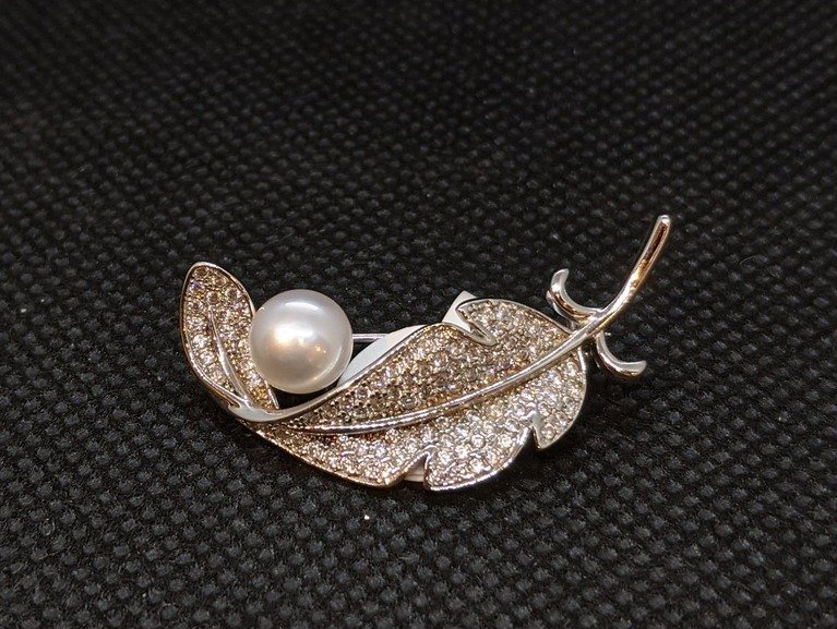 Silver Cubic Zirconia and Freshwater Pearl Leaf Brooch T132BR